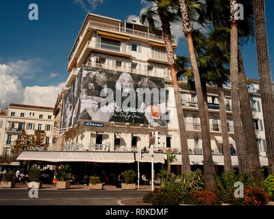 AJAXNETPHOTO. 2018. CANNES, Frankreich. - COTE D'AZUR RESORT - ZENTRUM IN DER NÄHE VON OLD PORT; CAFE ROMA. Foto: Jonathan Eastland/AJAX REF: GXR 180310 651 Stockfoto