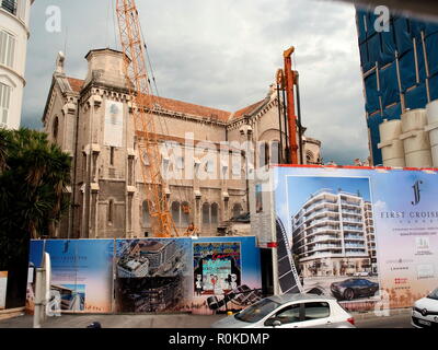 AJAXNETPHOTO. 2018. CANNES, Frankreich. - COTE D'AZUR RESORT - Neubau - ORT DER ERSTEN CROISETTE APARTMENT UND SHOPPING EIGENSCHAFT ENTWICKELT, VOR DER KIRCHE EGLISE NOTRE DAME DE BON VOYAGE MIT BLICK AUF DEN Boulevard de la Croisette. Foto: Jonathan Eastland/AJAX REF: GXR 180310 676 Stockfoto