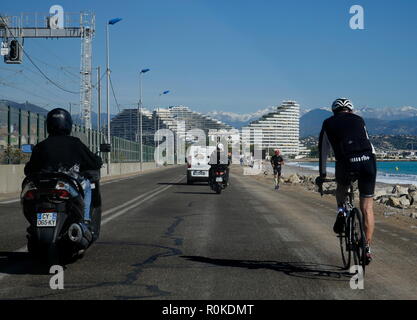 AJAXNETPHOTO. 2018. VILLENEUVE Loubet, Frankreich. - COTE D'AZUR RESORT - das markante Wahrzeichen Gebäude WOHN- UND YACHTHAFEN AN DER KÜSTE DER STRASSE VON WESTEN nähern. Foto: Jonathan Eastland/AJAX REF: GX8 180310 786 Stockfoto