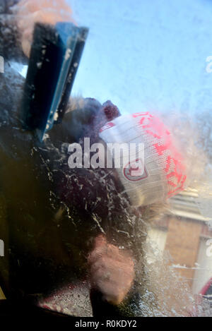 Viel von Wales wachte an diesem Morgen Schicht der Oberfläche frost für Windschutzscheiben und eisigen Temperaturen. Eis entfernen aus einem Auto Windschutzscheibe Stockfoto
