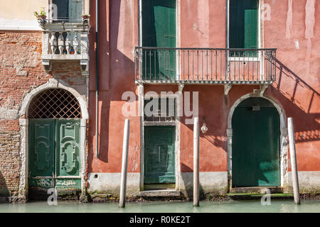 Alten Ziegel und bemalten Gebäuden mit Balkonen und Türen Venedig Italien Stockfoto