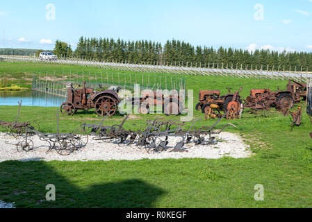 Alten verrosteten Traktoren im etnografisches Museum in Angla auf der Insel Saaremaa in Estland Stockfoto