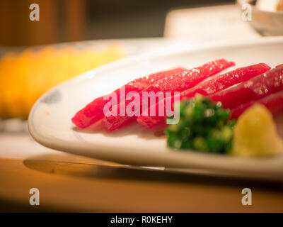 Tokyo, Japan - 12. September 2018. Japanische Lebensmittel Kunststoff Proben, die auf dem Glasregal in einem Restaurant gezeigt. Stockfoto