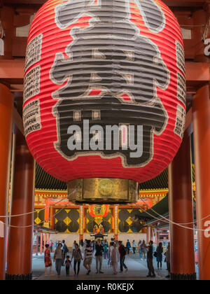 Tokio, Japan. September 12, 2018. Kaminarimon Präfektur, große Laterne an Senso-ji Tempel. Defokussierten Menschen beten für Neue Jahr in Asakusa Tempel bei Nacht in Tokio, Stockfoto