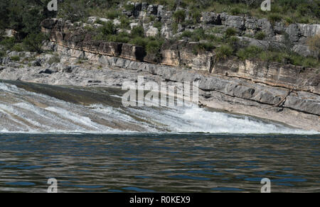 Kristallklares Wasser Absturz über den felsigen Hängen des Pedernales Falls State Park in der zentralen Texas Hill Country in der Nähe von Austin. Stockfoto