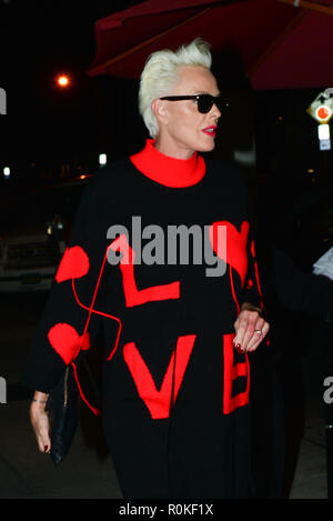 Brigitte Nielsen erlischt zum Abendessen mit ihrem Sohn Douglas Aaron Meyer mit: Brigitte Nielsen, Douglas Aaron Meyer Wo: Los Angeles, Kalifornien, Vereinigte Staaten, wenn: 05 Okt 2018 Credit: WENN.com Stockfoto