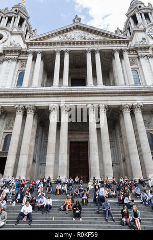 Londoners Mittagessen bei Saint Paul's Cathedral, England Stockfoto