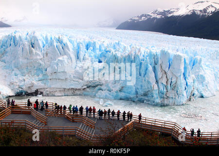 Zuschauer verfolgen das Kalben des Gletschers Perito Moreno von einem in der Nähe gelegenen übersehen, Gletscher Nationalpark, Argentinien Stockfoto