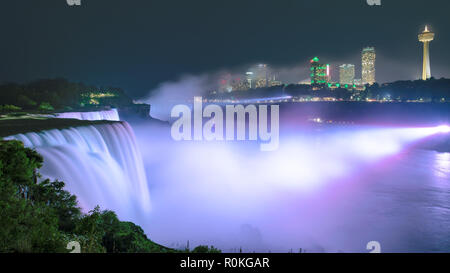 Niagara-Fälle beleuchtet durch bunte Lichter in der Nacht. Stockfoto