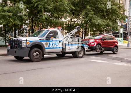 NYPD Tow Truck, Broadway, New York City, Vereinigte Staaten von Amerika. Stockfoto