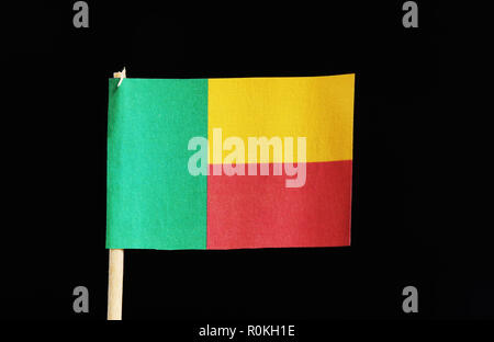 Ein original und offizielle Flagge Benin auf Zahnstocher auf schwarzem Hintergrund. Eine horizontale bicolor Gelb und Rot mit einem grünen vertikales Band an der Hebevorrichtung Stockfoto