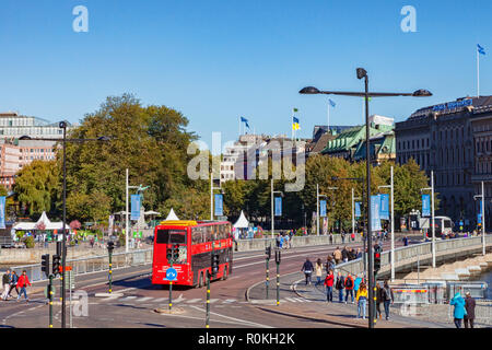 16. September 2018: Stockholm, Schweden - die Innenstadt an einem sonnigen Sonntag im Herbst, mit Touristen, ein Sightseeing Bus und das große Gebäude des... Stockfoto