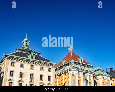 18. September 2018: Stockholm, Schweden - Traditionelle Gebäude an der Küste von Stadsholmen, in Gamla Stan, unter tief blauen Himmel. Stockfoto