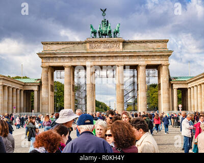 22. September 2018: Berlin, Deutschland - Das Brandenburger Tor, der am westlichen Ende von Unter den Linden steht, unter einem Moody herbst himmel, mit Touristen s Stockfoto