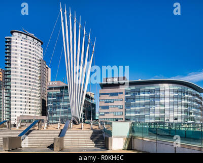 2. November 2018: Salford Quays, Manchester, UK-BBC-Gebäude und die Media City Fußgängerbrücke, die sich über den Manchester Ship Canal, auf einer schönen Stockfoto