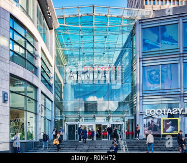 2. November 2018: Manchester, UK-Corporation Strasse Eingang zum Manchester Arndale Shopping Centre, einem der größten in Großbritannien. Stockfoto