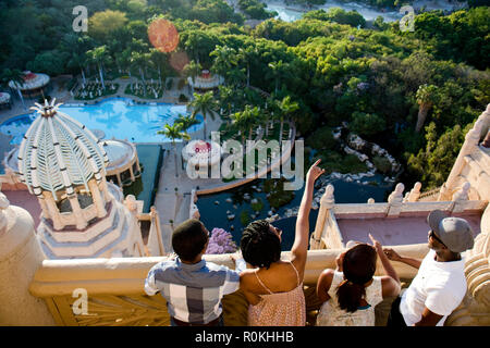 Gruppe, die über Sun City von einem Balkon im Palace Hotel Stockfoto