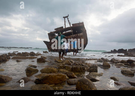 Leute Sehenswürdigkeiten die Die Mishu Maru 38, vom Friedhof der Schiffe in Cape Agulhas Stockfoto