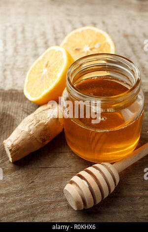 Zutaten für die Immunität Förderung gesunden Vitamin Drink auf vintage Holz- Hintergrund Stockfoto