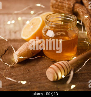 Zutaten für die Immunität Förderung gesunden Vitamin Drink auf vintage Holz- Hintergrund, Winterurlaub Weihnachten Konzept Stockfoto