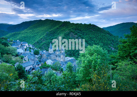 Französische Dorf Conques vor Sonnenaufgang Stockfoto