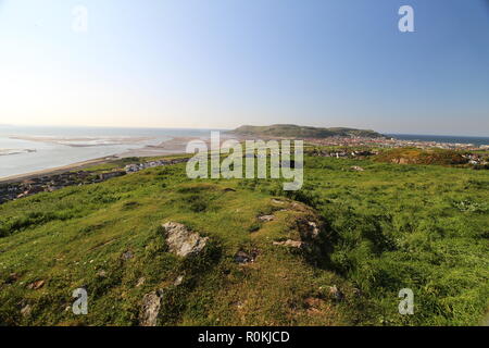 Blick aus Deganwy Castle über Llandudno Junction Stockfoto