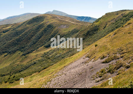 Karpaten im Spätsommer. In der Ukraine. Steile Berghänge des Svydovets ridge mit Stein bedeckt Stockfoto