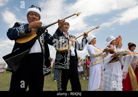 Kasachische Nationale musikalische Gruppe spielt dombra in der Steppe, Astrachan, Russland Stockfoto