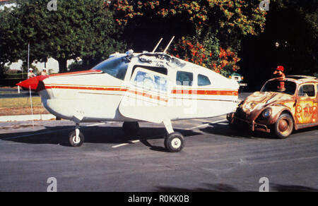 Herbie Goes Bananas, alias: Herbie dreht durch", USA 1980, Regie: Vincent McEveety, Szenenfoto: Käfer Herbie verfolgt ein Flugzeug Stockfoto