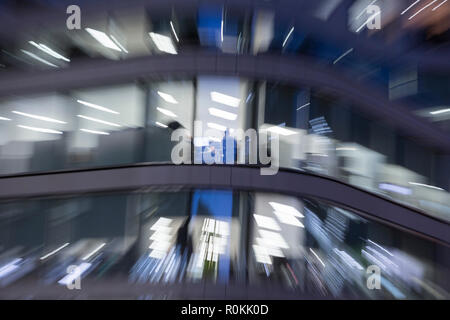 Bewusste Unschärfe und Zoom auf ein büroangestellter im generischen Büroimmobilien in der Londoner City - der Capital District (aka der Square Mile), am 2. November 2018 in London, England. Stockfoto