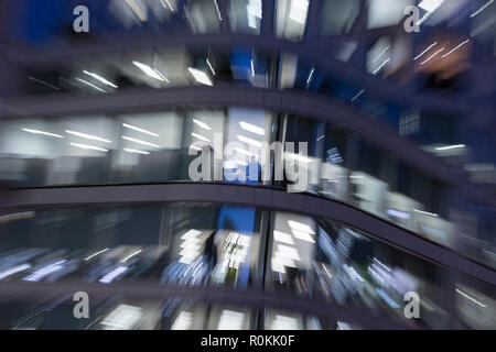 Bewusste Unschärfe und Zoom auf ein büroangestellter im generischen Büroimmobilien in der Londoner City - der Capital District (aka der Square Mile), am 2. November 2018 in London, England. Stockfoto