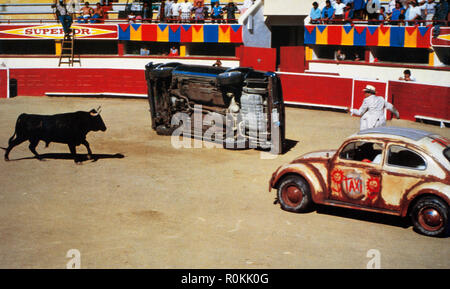 Herbie Goes Bananas, alias: Herbie dreht durch", USA 1980, Regie: Vincent McEveety, Szenenfoto: Käfer Herbie beim Stierkampf in der Arena Stockfoto