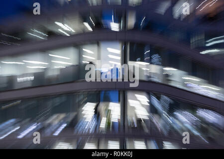 Bewusste Unschärfe und Zoom auf ein büroangestellter im generischen Büroimmobilien in der Londoner City - der Capital District (aka der Square Mile), am 2. November 2018 in London, England. Stockfoto