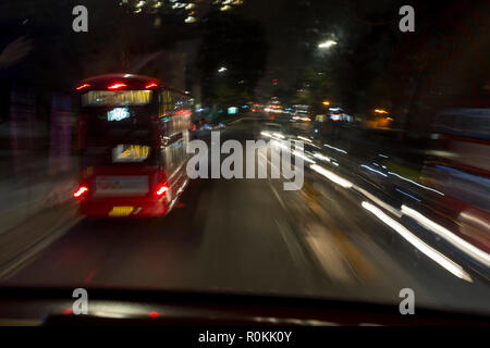 Ein unscharfer bus Reise entlang der Walworth Road, das am 6. November 2018 in London, England. Stockfoto