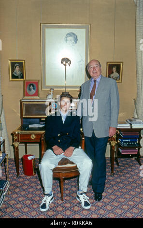 Alexander Prinz von Jugoslawien mit Sohn Dusan in Paris, Frankreich 2001. Alexander Prinz von Jugoslawien mit seinem Sohn Dusan in Paris, Frankreich 2001. Stockfoto