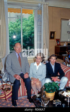 Alexander Prinz von Jugoslawien mit seiner zweiten Ehefrau Barbara, geb. von Liechtenstein, und Sohn Dusan in Paris, Frankreich 2001. Alexander Prinz von Jugoslawien mit seiner Frau Barbara, geborene von Liechtenstein und ihr Sohn Dusan in Paris, Frankreich 2001. Stockfoto