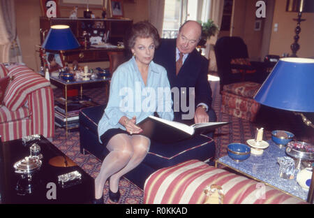 Alexander Prinz von Jugoslawien mit seiner zweiten Ehefrau Barbara, geb. von Liechtenstein, in Paris, Frankreich 1995. Alexander Prinz von Jugoslawien mit seiner zweiten Frau Barbara, geborene von Liechtenstein in Paris, Frankreich 1995. Stockfoto