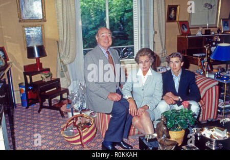 Alexander Prinz von Jugoslawien mit seiner zweiten Ehefrau Barbara, geb. von Liechtenstein, und Sohn Dusan in Paris, Frankreich 2001. Alexander Prinz von Jugoslawien mit seiner Frau Barbara, geborene von Liechtenstein und ihr Sohn Dusan in Paris, Frankreich 2001. Stockfoto