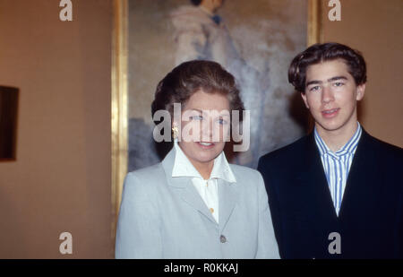 Barbara Prinzessin von Jugoslawien mit Sohn Dusan in Paris, Frankreich 2001. Barbara Prinzessin von Jugoslawien mit ihrem Sohn Dusan in Paris, Frankreich 2001. Stockfoto