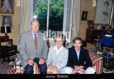 Alexander Prinz von Jugoslawien mit seiner zweiten Ehefrau Barbara, geb. von Liechtenstein, und Sohn Dusan in Paris, Frankreich 2001. Alexander Prinz von Jugoslawien mit seiner Frau Barbara, geborene von Liechtenstein und ihr Sohn Dusan in Paris, Frankreich 2001. Stockfoto