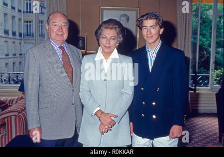 Alexander Prinz von Jugoslawien mit seiner zweiten Ehefrau Barbara, geb. von Liechtenstein, und Sohn Dusan in Paris, Frankreich 2001. Alexander Prinz von Jugoslawien mit seiner Frau Barbara, geborene von Liechtenstein und ihr Sohn Dusan in Paris, Frankreich 2001. Stockfoto