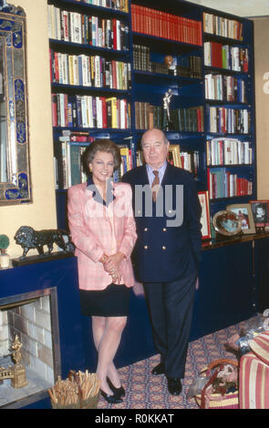 Alexander Prinz von Jugoslawien mit seiner zweiten Ehefrau Barbara, geb. von Liechtenstein, in Paris, Frankreich 1995. Alexander Prinz von Jugoslawien mit seiner zweiten Frau Barbara, geborene von Liechtenstein in Paris, Frankreich 1995. Stockfoto