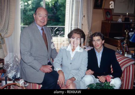 Alexander Prinz von Jugoslawien mit seiner zweiten Ehefrau Barbara, geb. von Liechtenstein, und Sohn Dusan in Paris, Frankreich 2001. Alexander Prinz von Jugoslawien mit seiner Frau Barbara, geborene von Liechtenstein und ihr Sohn Dusan in Paris, Frankreich 2001. Stockfoto