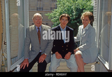 Alexander Prinz von Jugoslawien mit seiner zweiten Ehefrau Barbara, geb. von Liechtenstein, und Sohn Dusan in Paris, Frankreich 2001. Alexander Prinz von Jugoslawien mit seiner Frau Barbara, geborene von Liechtenstein und ihr Sohn Dusan in Paris, Frankreich 2001. Stockfoto