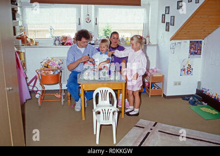 Der deutsche Ulrich Sportmoderator Ulli Potofski mit Ehefrau Monika und den Kindern in Köln, Deutschland 1989. Deutsch Sport Moderator Ulrich Ulli Potofski mit seiner Frau Monika ein die Kinder in Köln, Deutschland 1989. Stockfoto