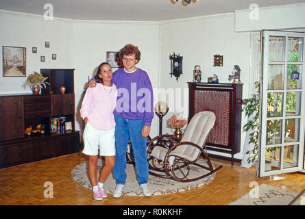 Der deutsche Ulrich Sportmoderator Ulli Potofski mit Ehefrau Monika in Köln, Deutschland 1989. Deutsch Sport Moderator Ulrich Ulli Potofski mit seiner Frau Monika in Köln, Deutschland 1989. Stockfoto