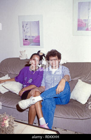 Der deutsche Ulrich Sportmoderator Ulli Potofski mit Ehefrau Monika in Köln, Deutschland 1989. Deutsch Sport Moderator Ulrich Ulli Potofski mit seiner Frau Monika in Köln, Deutschland 1989. Stockfoto