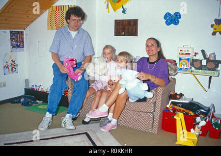 Der deutsche Ulrich Sportmoderator Ulli Potofski mit Ehefrau Monika und den Kindern in Köln, Deutschland 1989. Deutsch Sport Moderator Ulrich Ulli Potofski mit seiner Frau Monika ein die Kinder in Köln, Deutschland 1989. Stockfoto