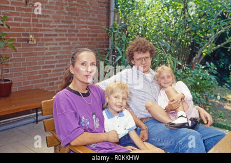 Der deutsche Ulrich Sportmoderator Ulli Potofski mit Ehefrau Monika und den Kindern in Köln, Deutschland 1989. Deutsch Sport Moderator Ulrich Ulli Potofski mit seiner Frau Monika ein die Kinder in Köln, Deutschland 1989. Stockfoto