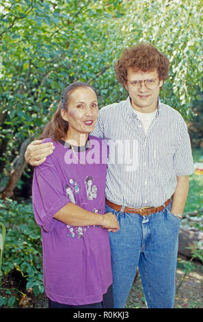 Der deutsche Ulrich Sportmoderator Ulli Potofski mit Ehefrau Monika in Köln, Deutschland 1989. Deutsch Sport Moderator Ulrich Ulli Potofski mit seiner Frau Monika in Köln, Deutschland 1989. Stockfoto